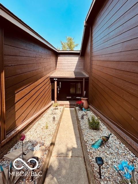 209 Brighton Ct, Greenwood, IN 46143 - view of side of home