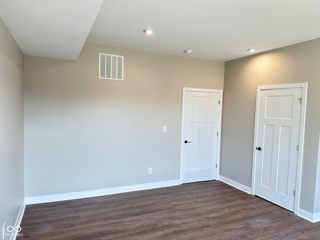 337 N Beville Ave, Indianapolis, IN 46201 - unfurnished room with dark wood-type flooring, baseboards, recessed lighting, and a smoke detector