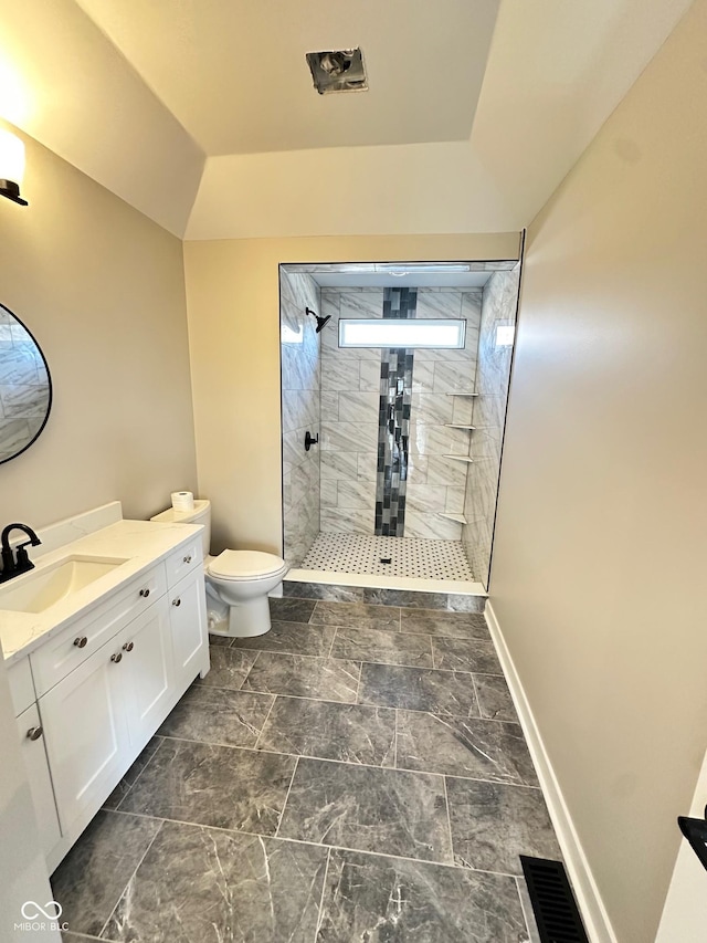 337 N Beville Ave, Indianapolis, IN 46201 - bathroom with a tile shower, toilet, baseboards, and vanity