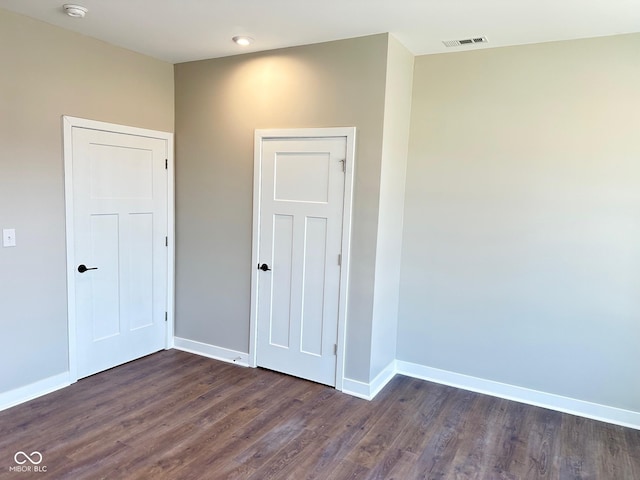 337 N Beville Ave, Indianapolis, IN 46201 - empty room featuring baseboards, dark wood-type flooring, and a smoke detector