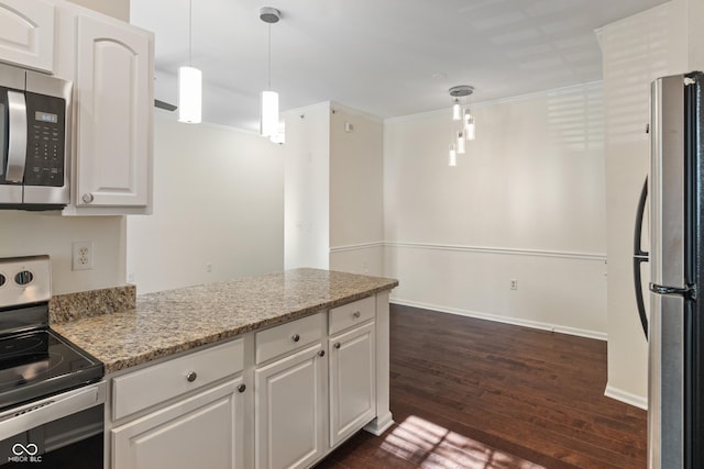 kitchen with stainless steel appliances, dark wood-type flooring, white cabinetry, a peninsula, and decorative light fixtures