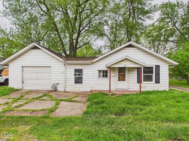 29 E Pine St, Anderson, IN 46012 - single story home featuring a garage and driveway