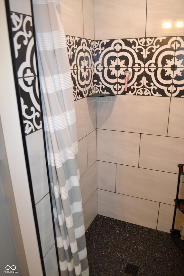 full bath featuring curtained shower