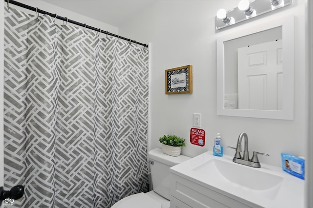 full bathroom featuring a shower with shower curtain, toilet, and vanity