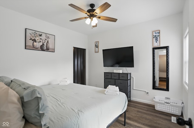 bedroom featuring dark wood-type flooring, baseboards, and a ceiling fan