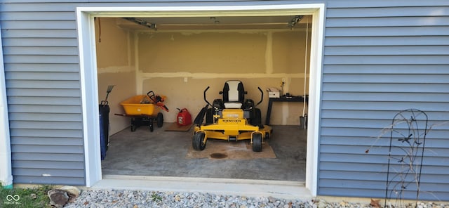 5415 S Chalmers Ct, Bloomington, IN 47403 - view of garage