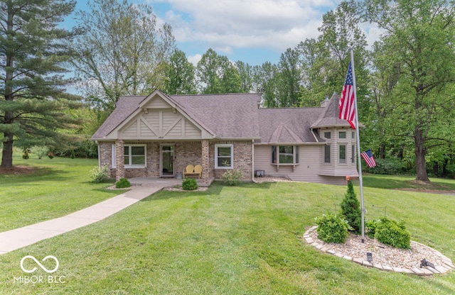 1409 S Northview Dr, Martinsville, IN 46151 - view of front of home featuring a front yard, brick siding, and roof with shingles
