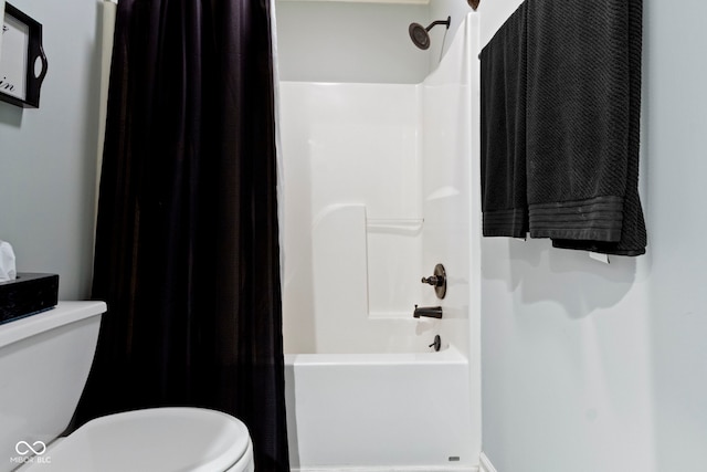 bathroom featuring toilet and shower / tub combo