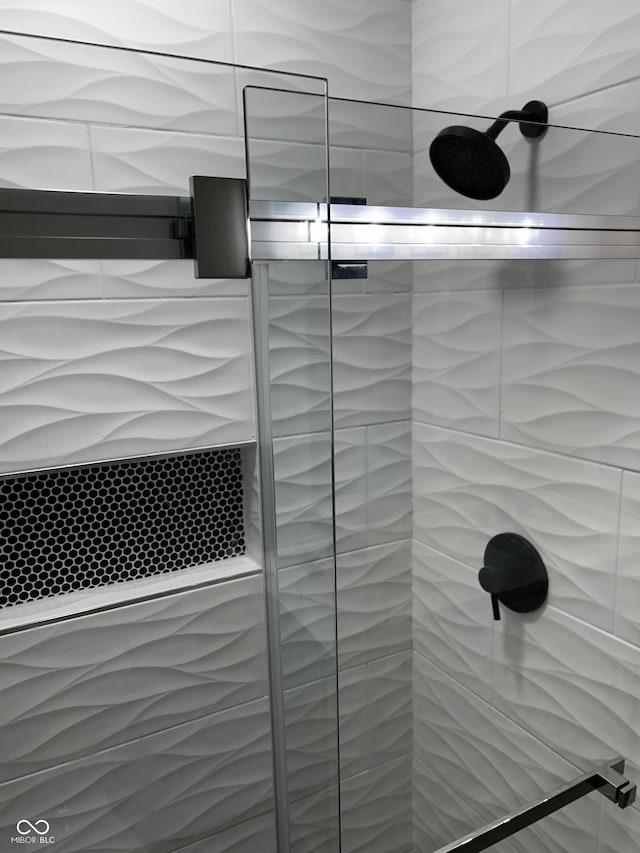 336 W 29th St, Indianapolis, IN 46208 - full bathroom featuring a tile shower