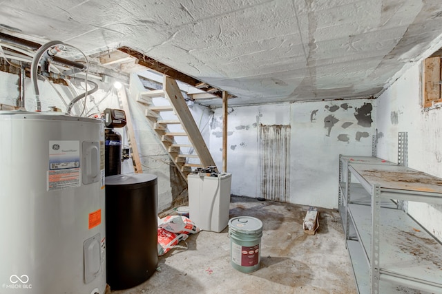 unfinished below grade area featuring electric water heater