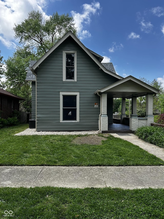 view of front of house featuring a front lawn