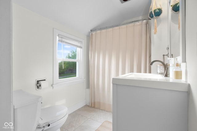 2336 Sycamore St, Columbus, IN 47201 - full bathroom with toilet, vaulted ceiling, vanity, and a shower with shower curtain
