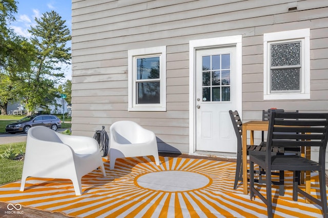 2336 Sycamore St, Columbus, IN 47201 - deck with outdoor dining area