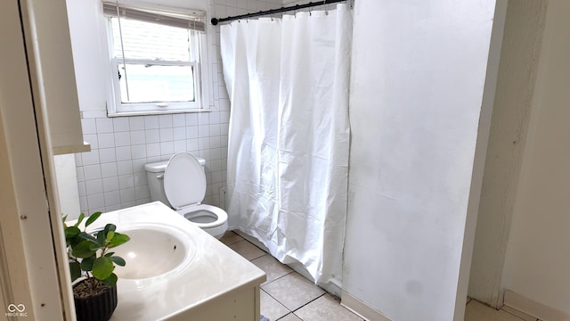 1148 N Pershing Ave, Indianapolis, IN 46222 - full bath featuring tile patterned flooring, toilet, tile walls, a shower with curtain, and vanity