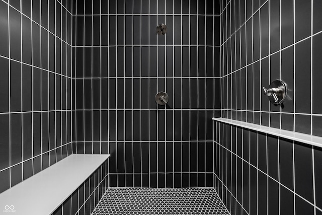 525 Fynn Pl, Indianapolis, IN 46202 - full bathroom featuring a tile shower and tile walls