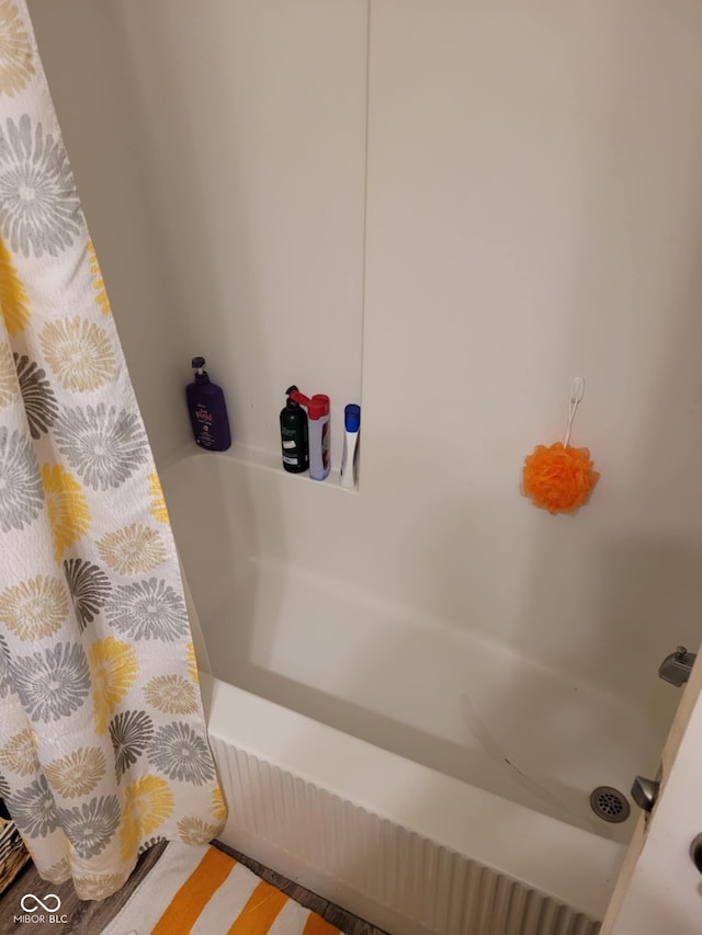 full bathroom featuring a shower with shower curtain