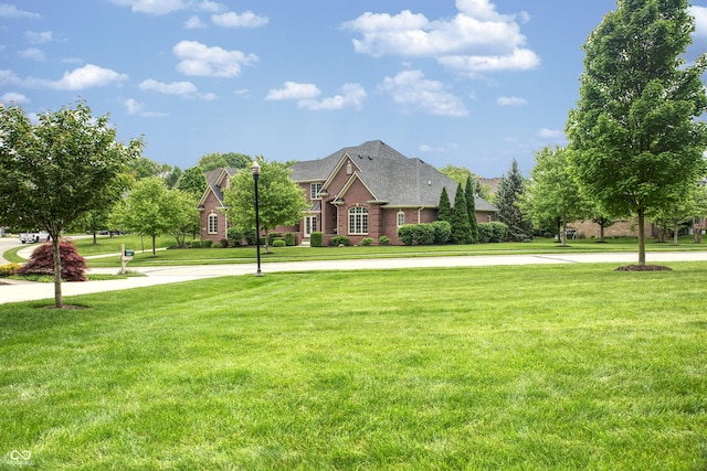 view of front of home featuring a front yard