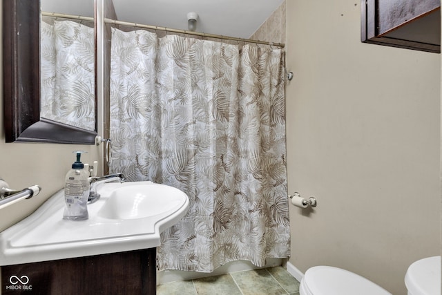 518 N Carr Rd, Plainfield, IN 46168 - full bathroom featuring toilet, vanity, and a shower with curtain