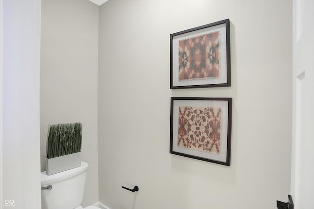 1429 Deloss St, Indianapolis, IN 46201 - bathroom featuring toilet and baseboards