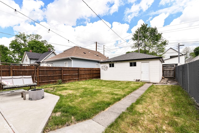 1043 N Beville Ave, Indianapolis, IN 46201 - view of yard featuring an outbuilding and a patio area