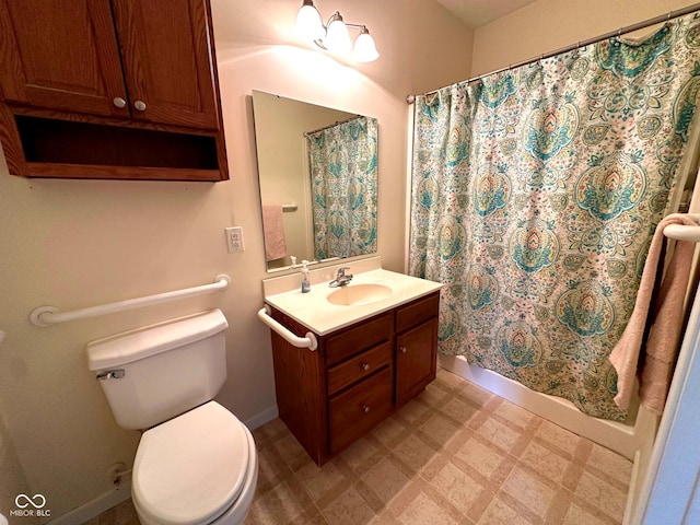 800 Eastfield Dr, Crawfordsville, IN 47933 - full bath featuring tile patterned floors, toilet, vanity, curtained shower, and baseboards