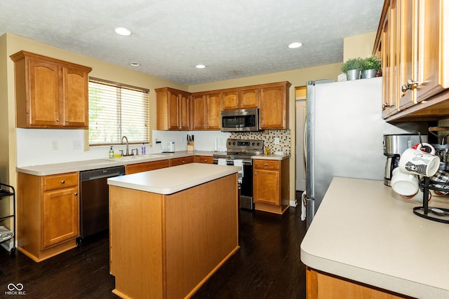 11727 Wedgeport Ln, Fishers, IN 46037 - kitchen featuring stainless steel appliances, a sink, light countertops, a center island, and decorative backsplash