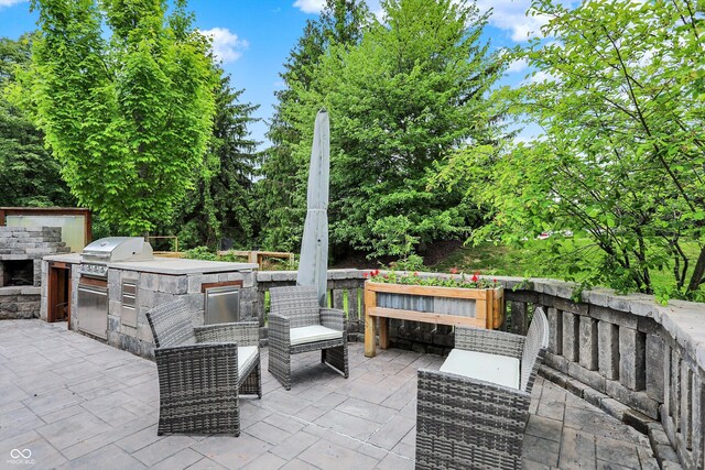 view of patio featuring an outdoor kitchen and grilling area