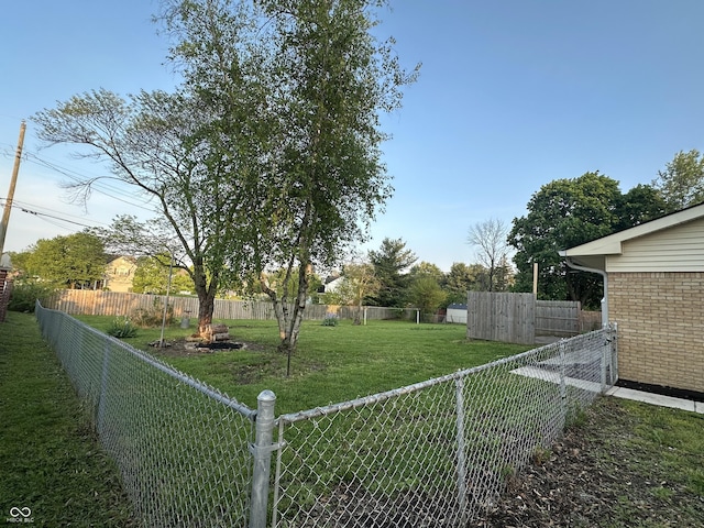 8417 S Sherman Dr, Indianapolis, IN 46237 - view of yard