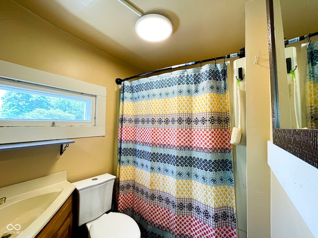 full bathroom featuring toilet, a shower with shower curtain, and vanity