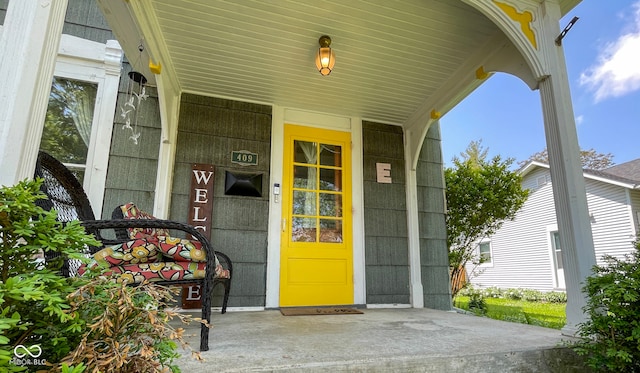 entrance to property featuring a porch