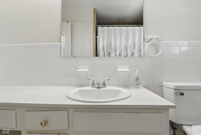 5038 Allisonville Rd Unit E, Indianapolis, IN 46205 - bathroom with vanity, toilet, and backsplash