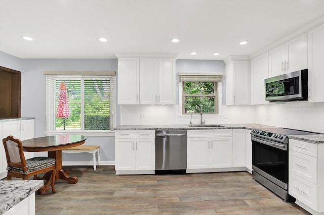 781 Dayton Dr, Carmel, IN 46033 - kitchen featuring stainless steel appliances, a sink, healthy amount of natural light, light wood-style flooring, and recessed lighting