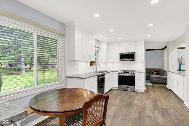 781 Dayton Dr, Carmel, IN 46033 - kitchen featuring appliances with stainless steel finishes, a sink, healthy amount of natural light, light wood-type flooring, and recessed lighting
