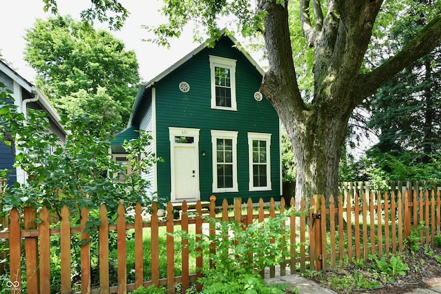 631 Prospect St, Indianapolis, IN 46203 - view of front facade featuring a fenced front yard