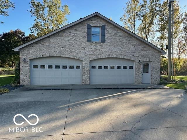 125 Ems B20C Ln, Pierceton, IN 46562 - garage featuring concrete driveway