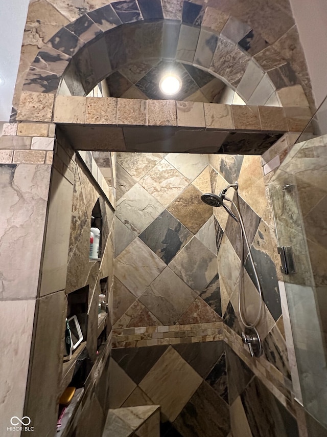 125 Ems B20C Ln, Pierceton, IN 46562 - detailed view of tiled shower