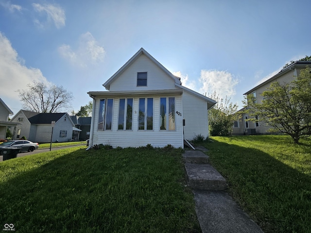 421 N Canal St, Alexandria, IN 46001 - view of front facade with a front lawn