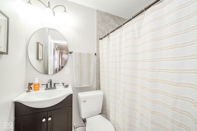 433 N 15th Ave, Beech Grove, IN 46107 - full bathroom featuring toilet, vanity, and curtained shower
