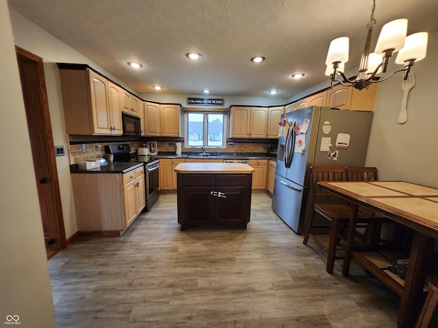 1026 Summer Way Dr, Shelbyville, IN 46176 - kitchen featuring appliances with stainless steel finishes, a sink, a center island, backsplash, and recessed lighting
