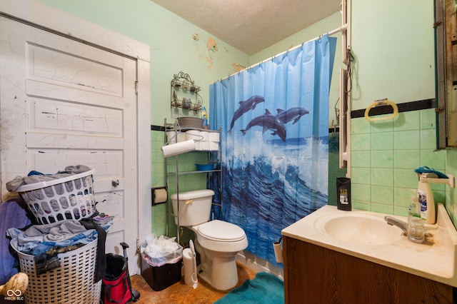 full bathroom featuring tile walls, a textured ceiling, toilet, a shower with curtain, and vanity
