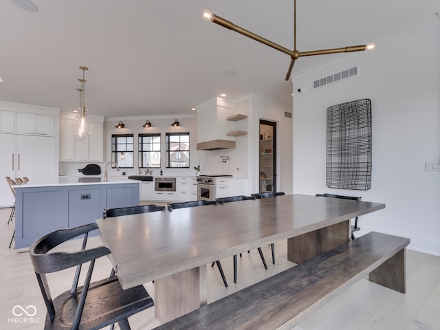 dining room featuring crown molding and recessed lighting