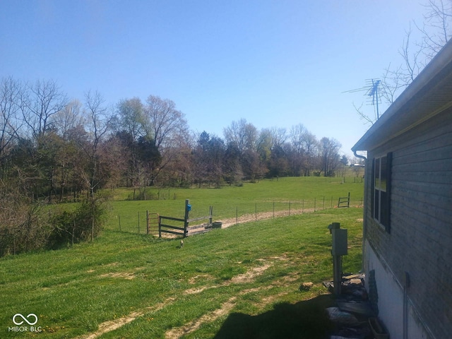 view of yard featuring a rural view