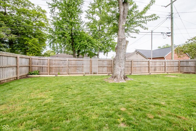2686 Lafayette Ave, Columbus, IN 47201 - view of yard