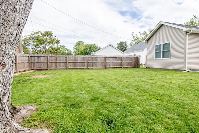 2686 Lafayette Ave, Columbus, IN 47201 - view of yard