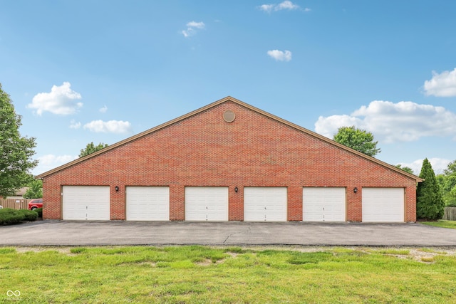 8910 Hunters Creek Dr Unit 207, Indianapolis, IN 46227 - view of garage