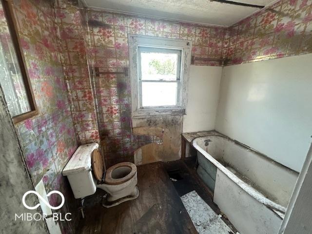 811 W 25th St, Indianapolis, IN 46208 - bathroom with toilet, a bath, and wallpapered walls