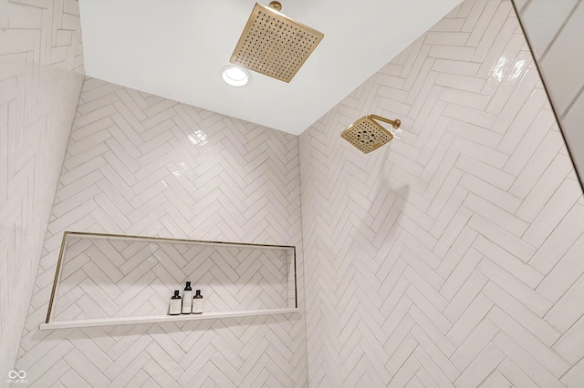 7116 Trail Ridge Ln, Indianapolis, IN 46259 - bathroom with a tile shower