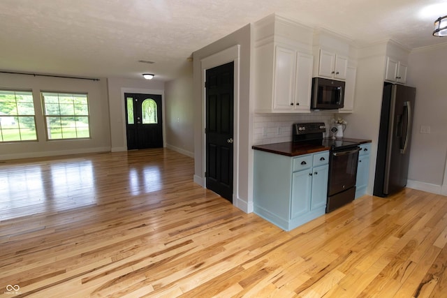 2935 N Grizzly Ln, Martinsville, IN 46151 - kitchen with black appliances, open floor plan, light wood-type flooring, white cabinetry, and baseboards