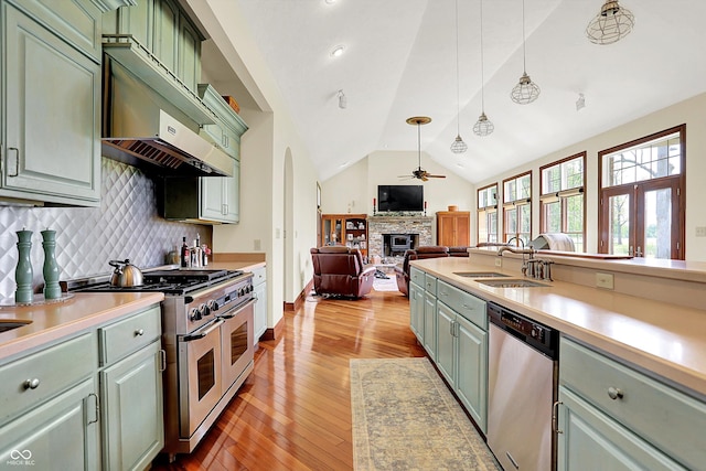 893 W 500 S, Anderson, IN 46013 - kitchen with stainless steel appliances, green cabinets, a sink, and vaulted ceiling