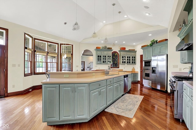 893 W 500 S, Anderson, IN 46013 - kitchen featuring stainless steel appliances, a spacious island, a sink, lofted ceiling, and light countertops